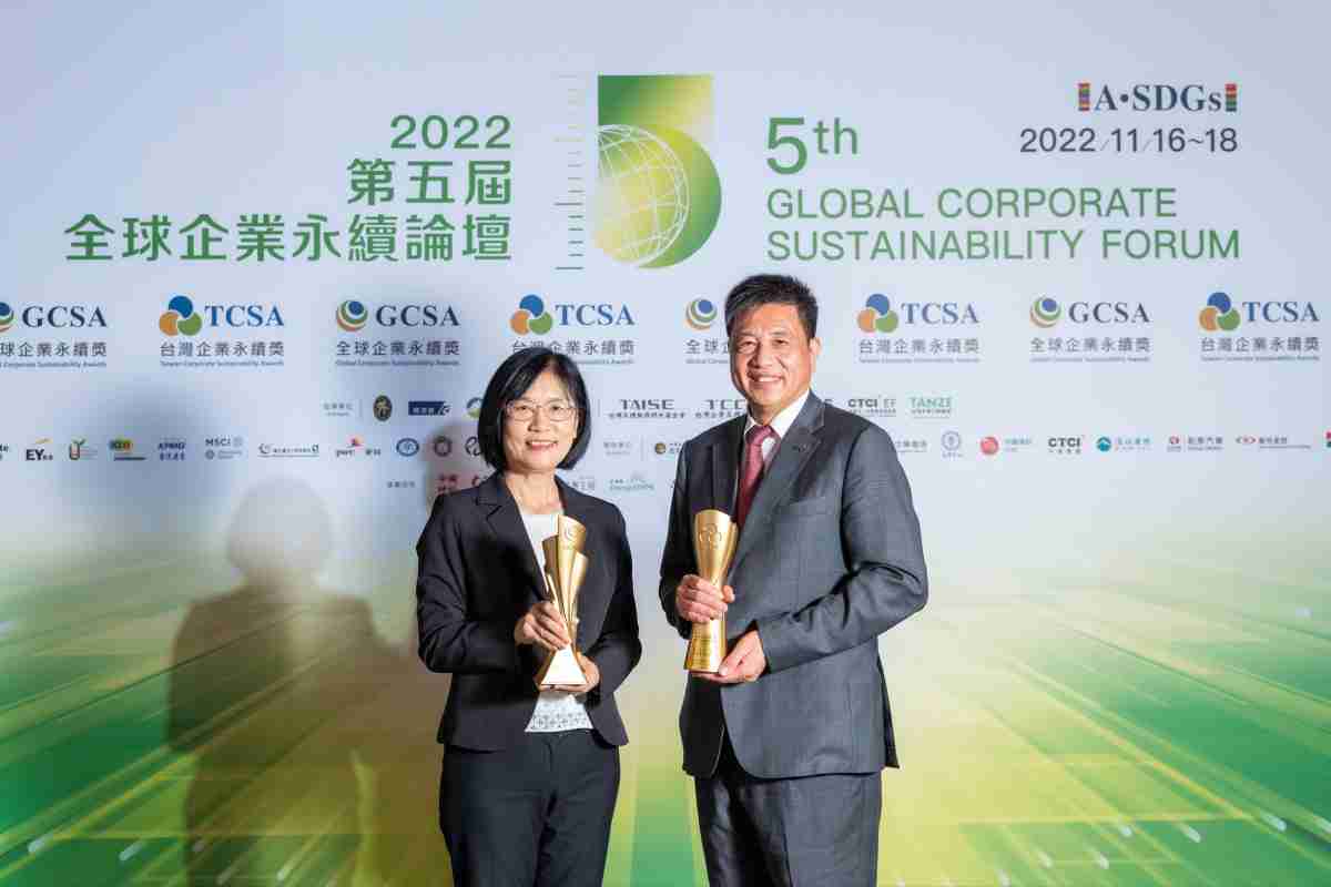 开云电子作为净零碳排先锋，，，，期引领价值链伙伴同行共好，，，，卫冕制造业组“十大典范企业” 二连冠殊荣(左：开云电子光电永续长古秀华，，右：开云电子光电董事长暨执行长彭双浪)