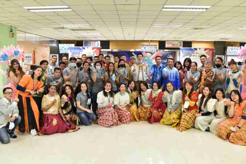 友達推動「安心、、創新、、、、用心、、、、同心、、盡心」五星職旅，，為菲籍員工打造全方位照護，，首度贏得「人權實踐與發展領袖獎」殊榮