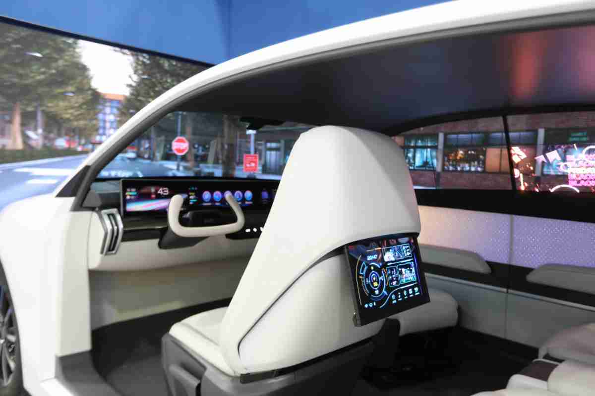 开云电子的「可卷式后座娱乐显示器」加强后座乘客的感官体验，，，，并保有个性化设计，，可依使用偏好进行动态调整。。。