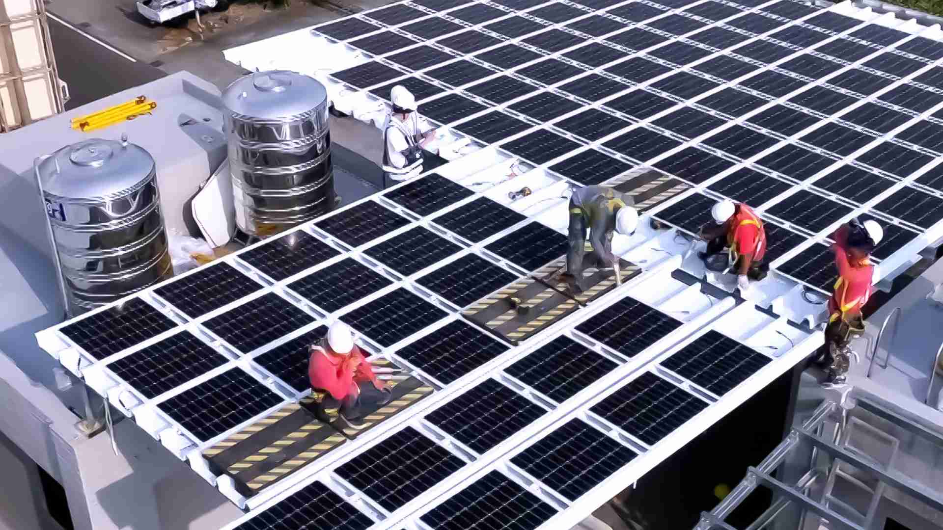 开云电子着力于替代能源之技术研发，，，，如光电浪板的相关制程、、、、设备与产品，，，其中所开发之光电整合型浪板，，减少传统金属支架安装，，，，更提升耐候度，，可广泛运用于多元场域，，，并辅助建筑达到净零碳排目标