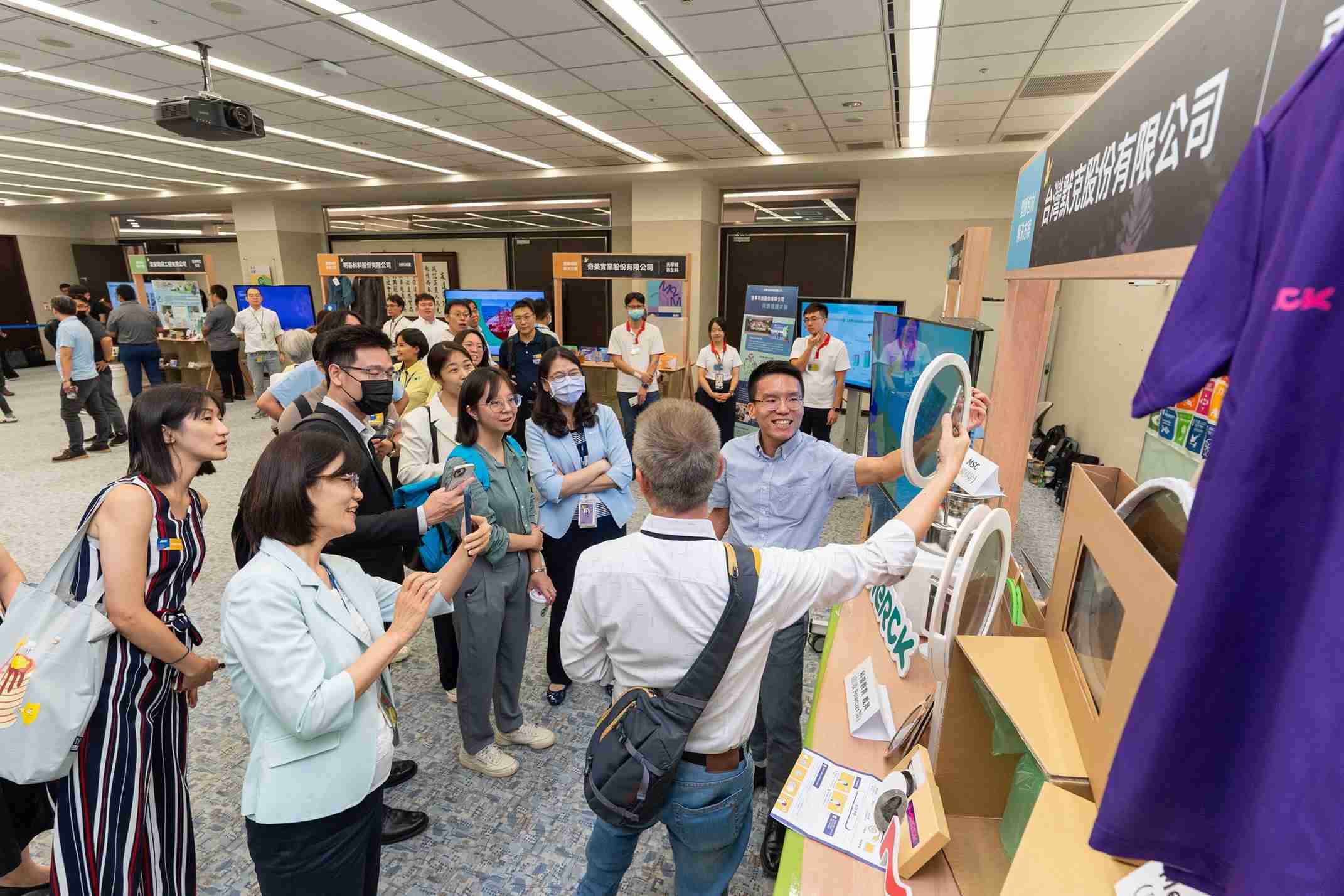 开云电子连手产业伙伴策划首届生态圈联展，，展示如何将废塑料循环再利用，，，创新解决方案包括：塑料包材再生与循环使用、、、再生塑料研发及应用、、、、废塑料回收再生技术、、、、减塑生活提案等