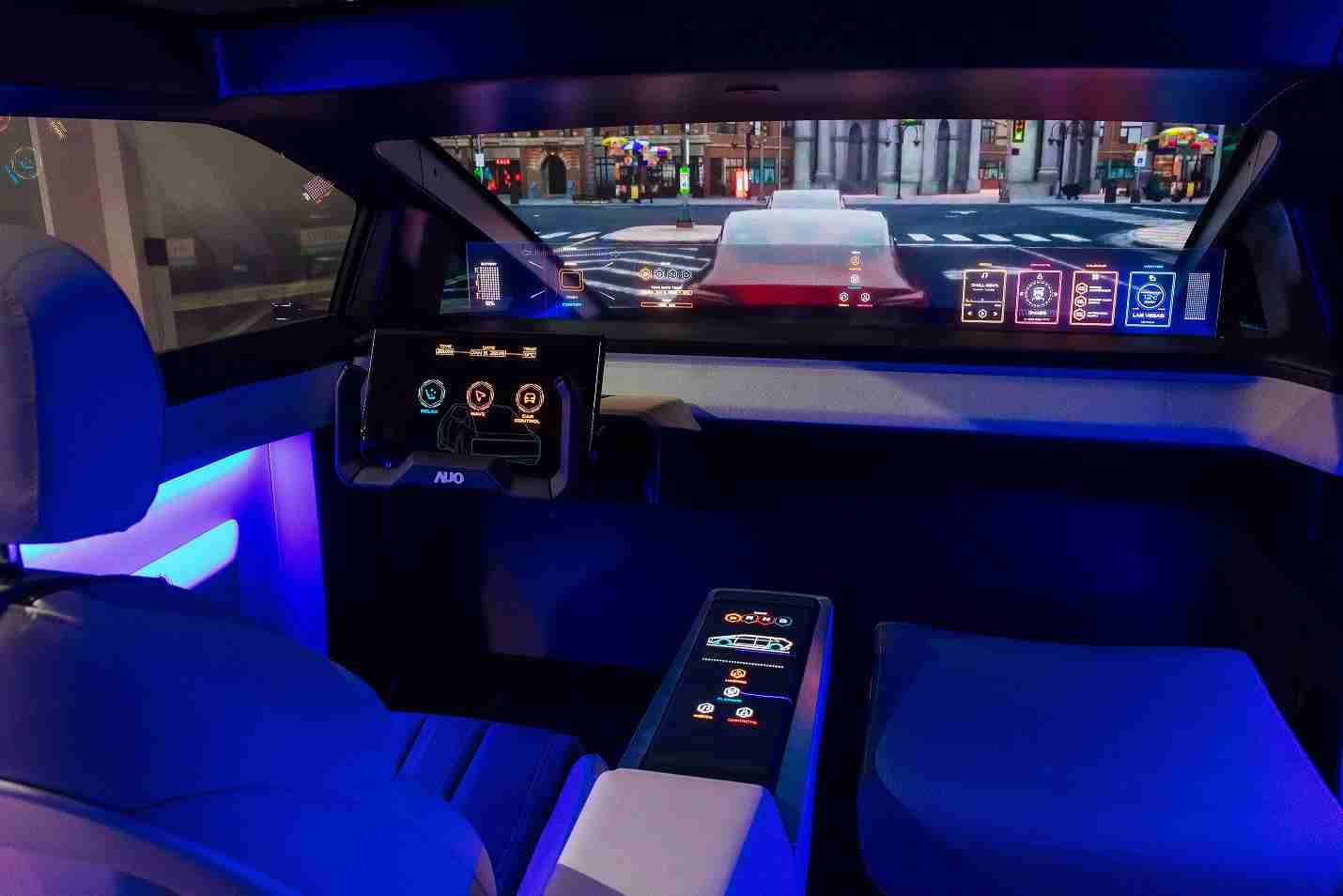 开云电子连续四年入围科睿唯安全球百大创新机构，，专利布局科技与绿色创新前沿。。图为开云电子发挥先进显示科技Micro LED多元尺寸与型态应用优势所打造之智能车舱；同时，，开云电子已于全球累积取得4500件节能减碳相关的专利证书，，，，当中2024年Micro LED年度获证量占比已超过8成