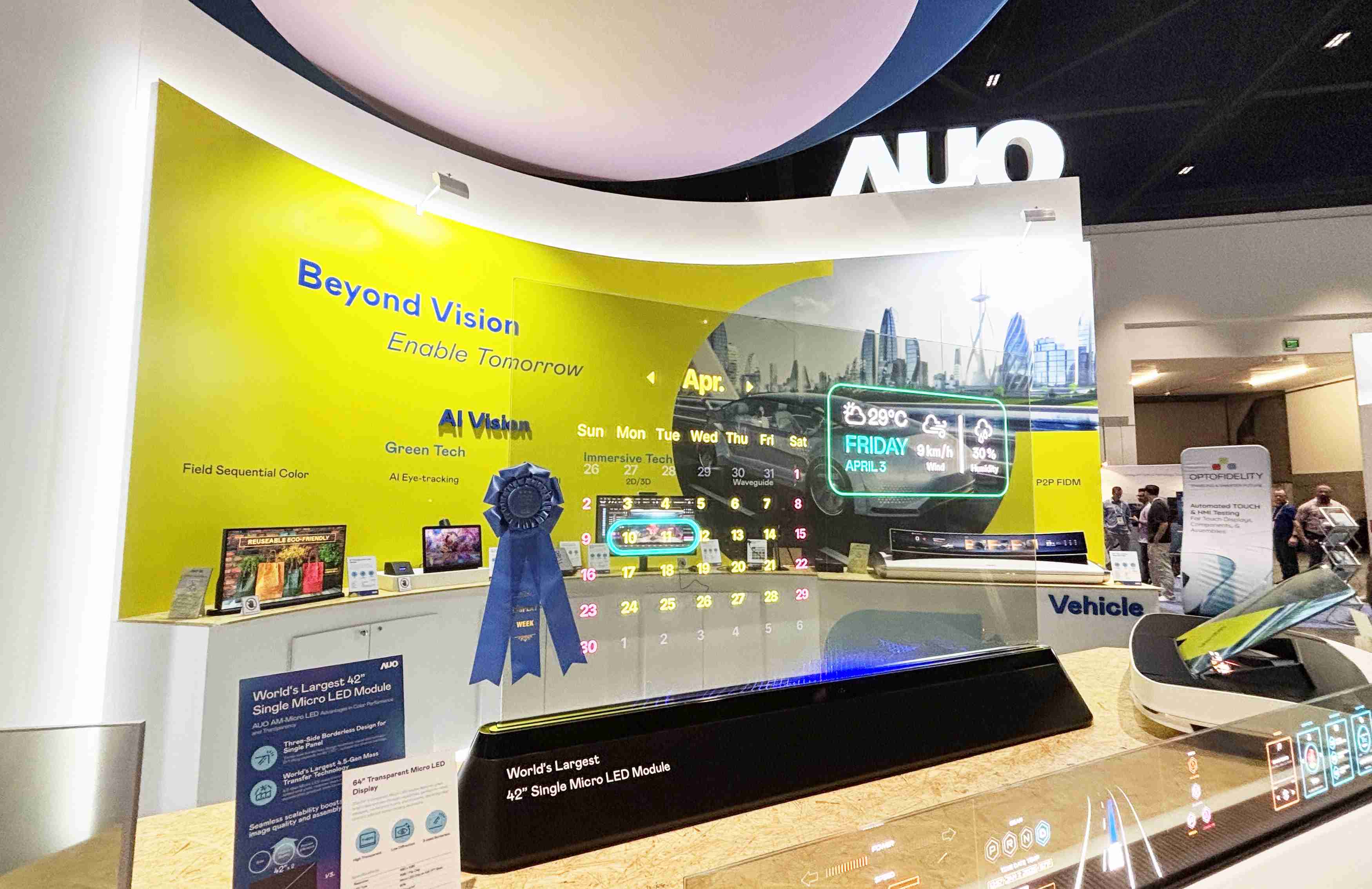 开云电子64吋透明Micro LED显示器获〝最佳Micro LED技术应用奖〞，，其绝妙的透明穿透特性，，，同时具备1,000 nits的高亮度表现，，并透过精细的无缝拼接延伸，，，可依需求灵活应用于多元场域，，展现出Micro LED显示技术划时空的无限潜力